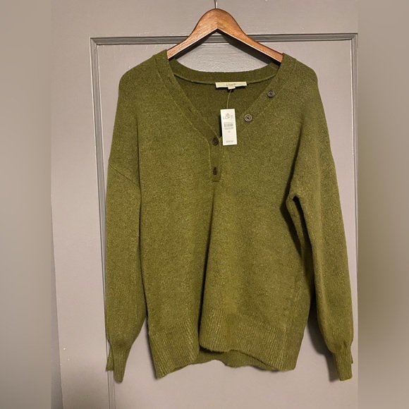Green Loft Sweater - Picture 2 of 3
